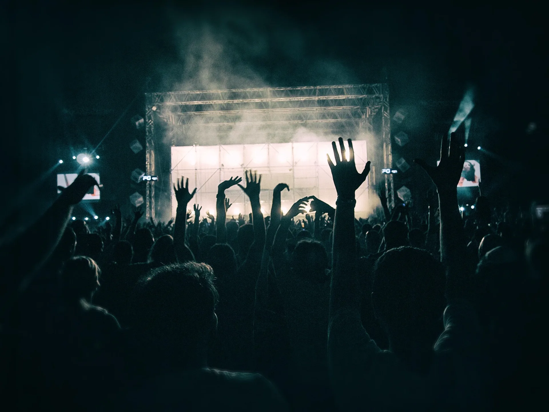 activedia-crowd-1056764_1920